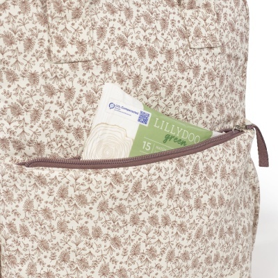 Bolsa creme com padrão de folhas castanhas e pacote verde LILLYDOO na bolsa.