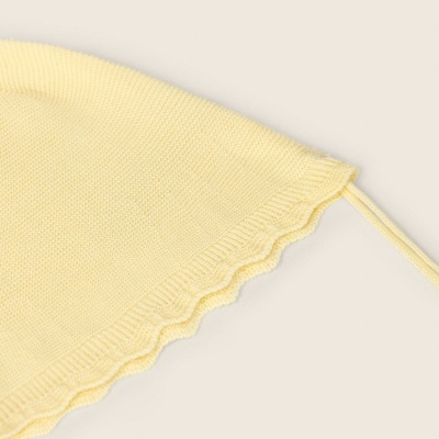 Tecido amarelo claro de malha com borda ondulada