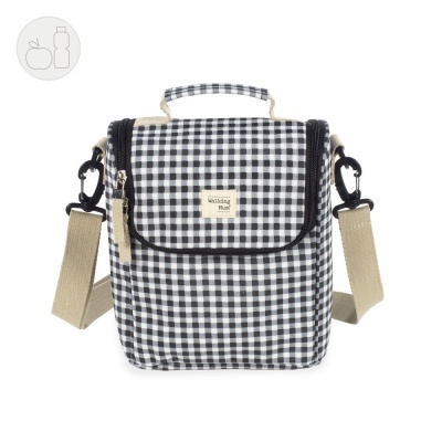 Mala térmica pequena xadrez preto e branco com alça bege e etiqueta 'kiding Mum'