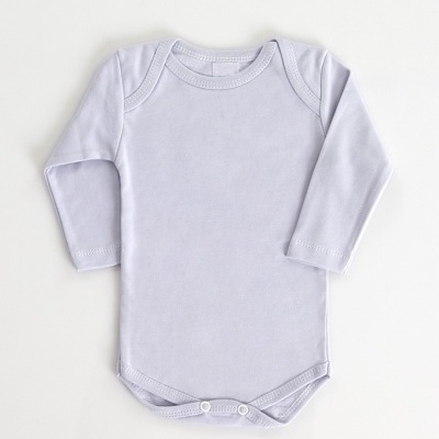 Body de bebé cinza claro com manga comprida e botões de pressão