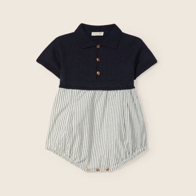 Body para bebé azul escuro e branco com riscas e botões castanhos