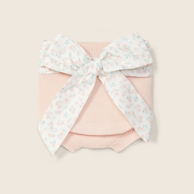 Fralda de malha rosa com laço floral branco
