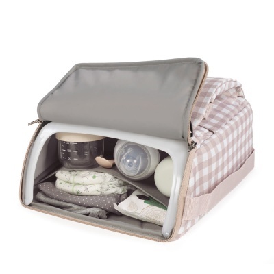 Bolsa organizadora para bebé padrão xadrez bege e branco com interior cinza e acessórios para bebé