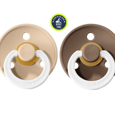 Duas chupetas BIBS Night Time em cores bege e castanho com anel branco