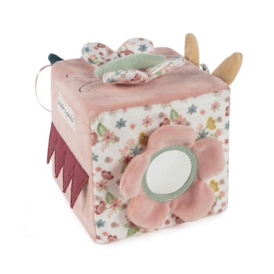 Cubinho de brinquedo de tecido cor-de-rosa com padrão floral e flor almofadada com espelho