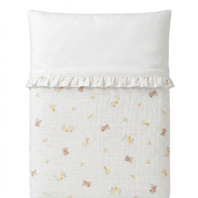 Colcha de bebé branca com estampa de ursos e flores amarelas e folhos no topo