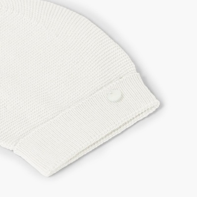 Beret branca de malha com botão