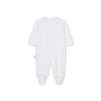 Pijama branco para bebé com botões atrás e pezinhos fechados.