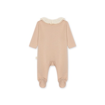 Macacão de bebé bege com gola branca rendilhada