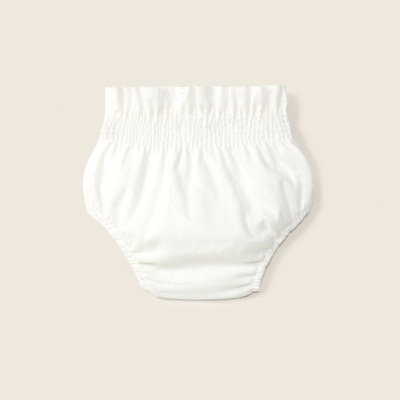 Cueca de bebé branca com cós e pernas elásticos