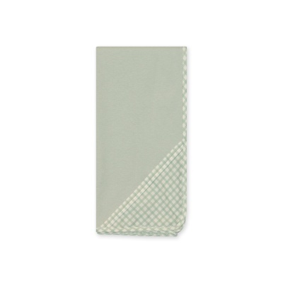 Toalha verde claro com detalhe xadrez numa das extremidades