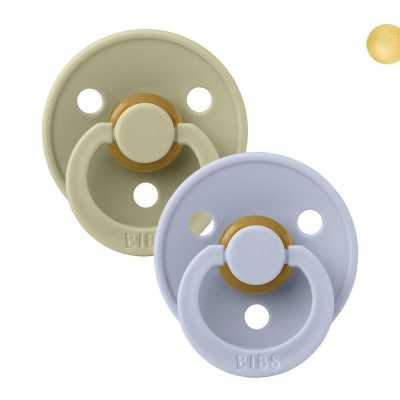 Dois chupetas BIBS redondas em silicone verde oliva e lilás claro com detalhe em madeira