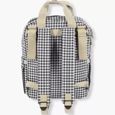 Mochila xadrez preto e branco vista de costas