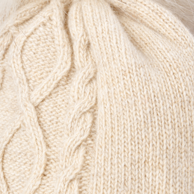 Gorro creme de malha com padrão de trança e pelo sintético