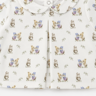 Roupa infantil branca com desenhos de esquilos e lontras com gorros azuis e amarelos, e galhos verdes