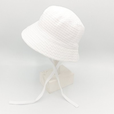 Chapéu branco tipo balde com fitas longas para amarrar