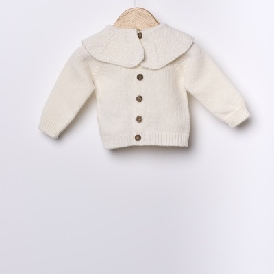 Casaco infantil branco de malha com botões marrons e gola larga