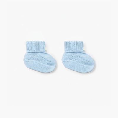 Meias de bebé azuis claras em tricot com punho dobrado