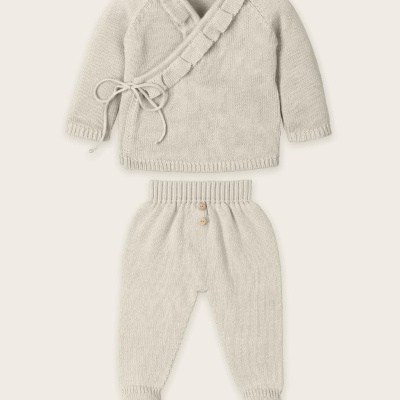 Conjunto de roupa de bebê bege em malha com camisola e calças com pés.