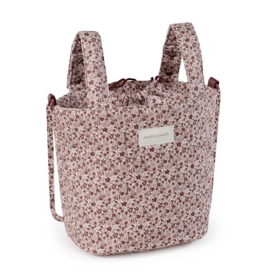 Mala de tecido floral rosa com alças largas e cordão de ajuste