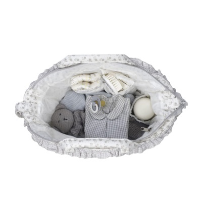 Saco para bebé aberto com brinquedos e roupa cinzentos e brancos dentro