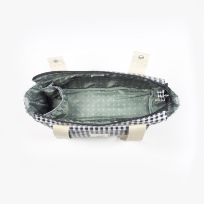 Saco xadrez preto e branco aberto mostrando interior verde com padrão de letras