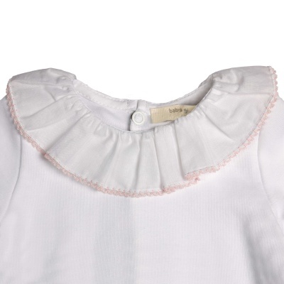 Body branco de bebé com gola volante e botão atrás