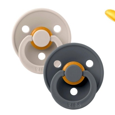 Duas chupetas BIBS em cinza escuro e creme