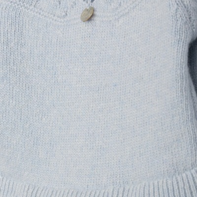 Camisola azul clara de malha com gola branca e saia xadrez azul e branca