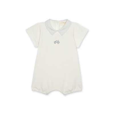 Pijama bebé branco com gola azul listrada e bordado de carrinho