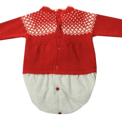 Macacão de bebé vermelho e cinzento com padrão de losangos brancos