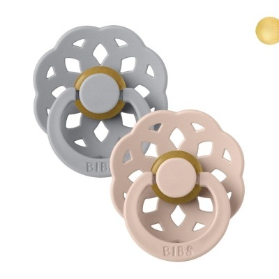 Dois chupetas BIBS, uma cinza e uma cor-de-rosa, com formato recortado circular e anéis de sucção.