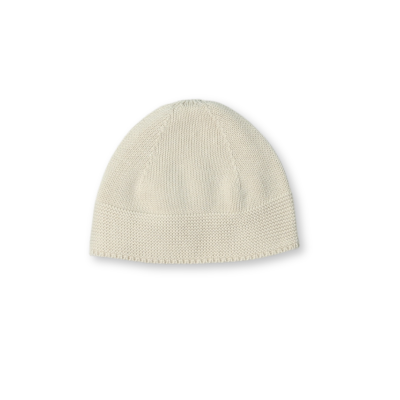 Gorro de malha bege claro sobre fundo branco