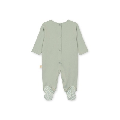 Pijama verde claro para bebé com botões e padrão quadriculado nos pés.