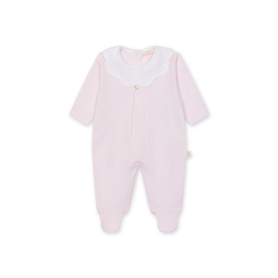 Macacão rosa claro com gola branca e botão decorativo