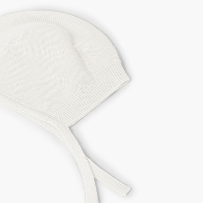 Balaclava branca de malha texturizada com tiras para amarrar