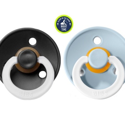 Duas chuchas BIBS, preto e azul, com selo 'GLOW IN THE DARK'
