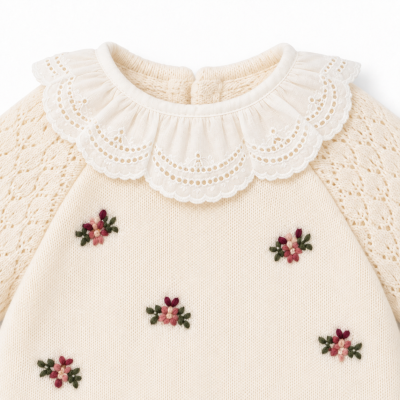 Camisola creme de bebé com bordados florais e gola de renda branca