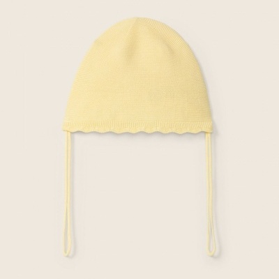 Gorro de malha amarelo claro com tiras para atar