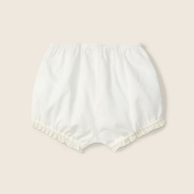 Calção branco de bebé com folhos pequenos na bainha