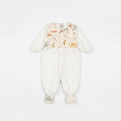 Macacão de bebé branco com estampado de dinossauros em tons pastel
