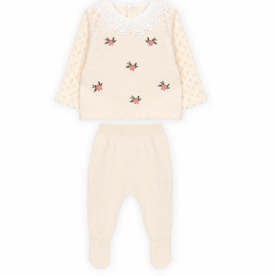 Conjunto de roupa para bebé em malha cor creme com bordo floral e gola branca bordada