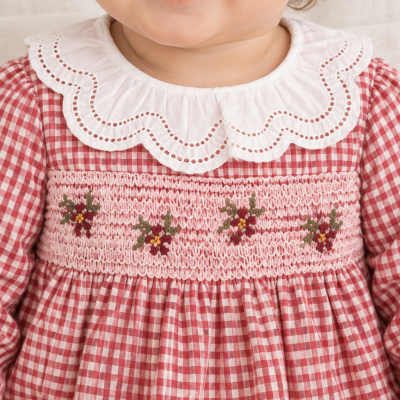 Vestido vermelho de bebé com padrão xadrez branco e gola bordada
