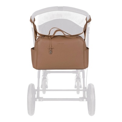 Bolsa bege claro texturizada pendurada num carrinho de bebés branco.