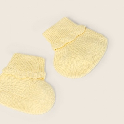 Par de meias de bebé amarelas em malha com folho