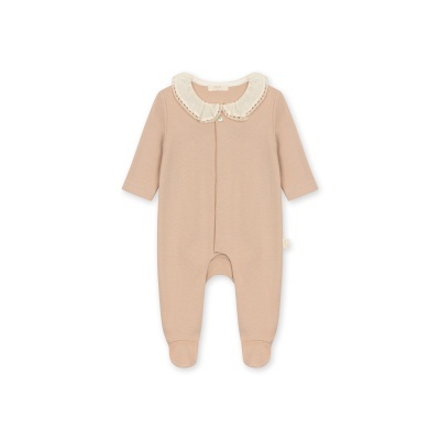 Macacão bege claro com colarinho branco e renda para bebé