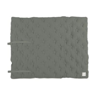 Manta acolchoada cinza com tiras e etiqueta