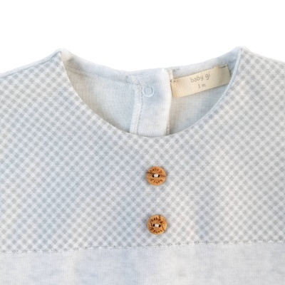 roupa de bebé azul claro com botões de madeira