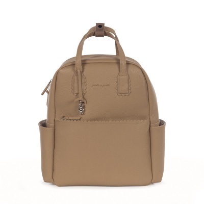 Mochila pequena bege com bolsos laterais e pendente metálico