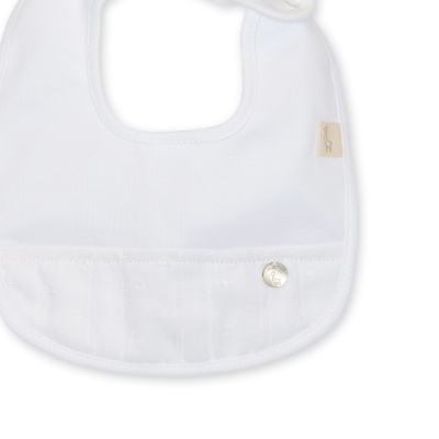 Babete branco com textura e pendente prateado